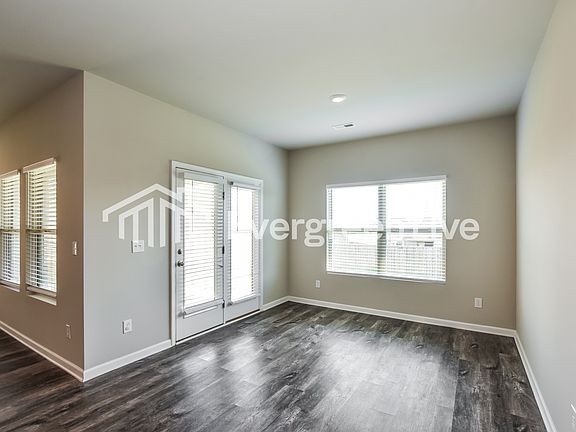 3rd image of 127 Rolling Green Dr