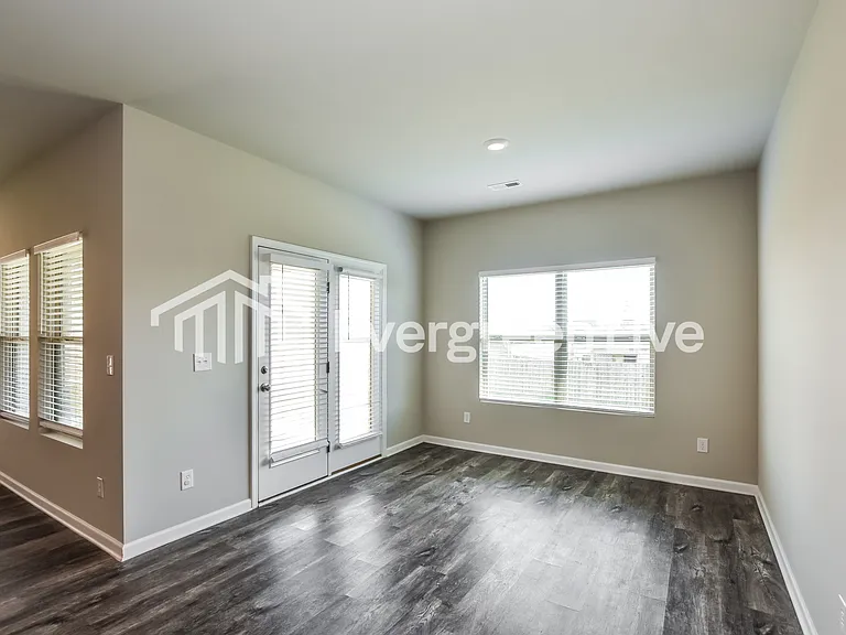 127 Rolling Green Dr — Photo 3