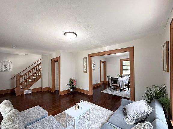 4th image of 324 Topping St