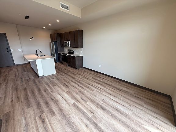 4th image of 531 W Washington Ave #409