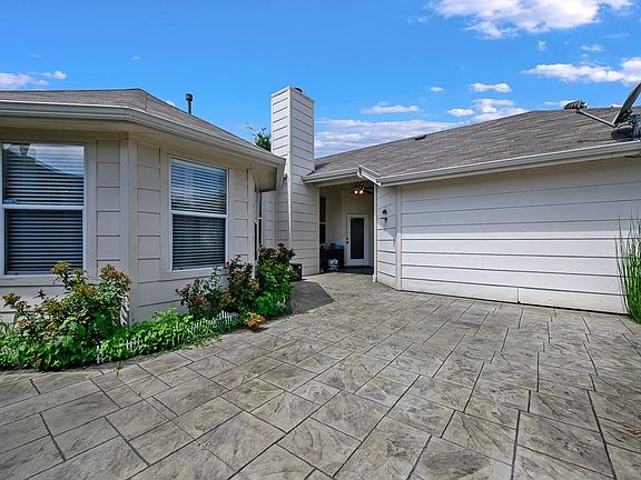 4th image of 1705 Bur Oak Dr