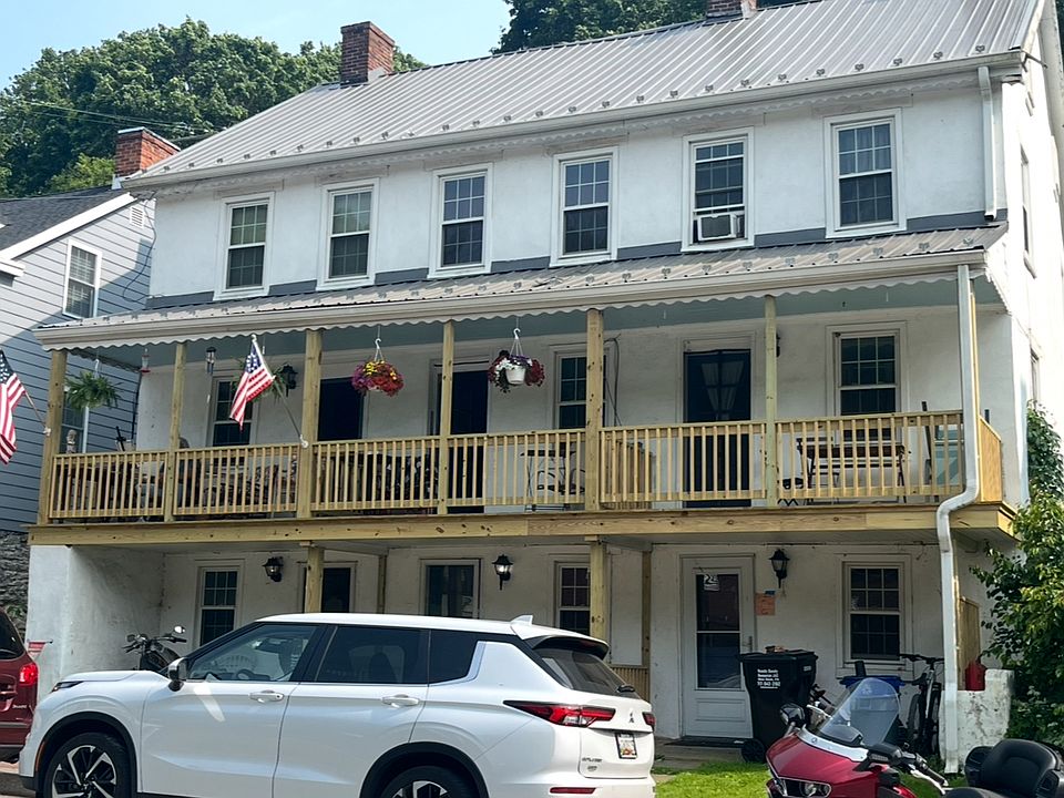 Apartment B is the middle apartment. 3-story living