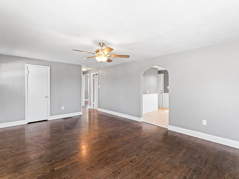 33085 W 82nd St — Photo 7