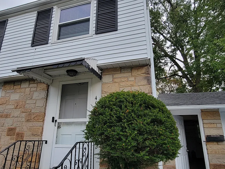 4518 Laurel Rd — Photo 2
