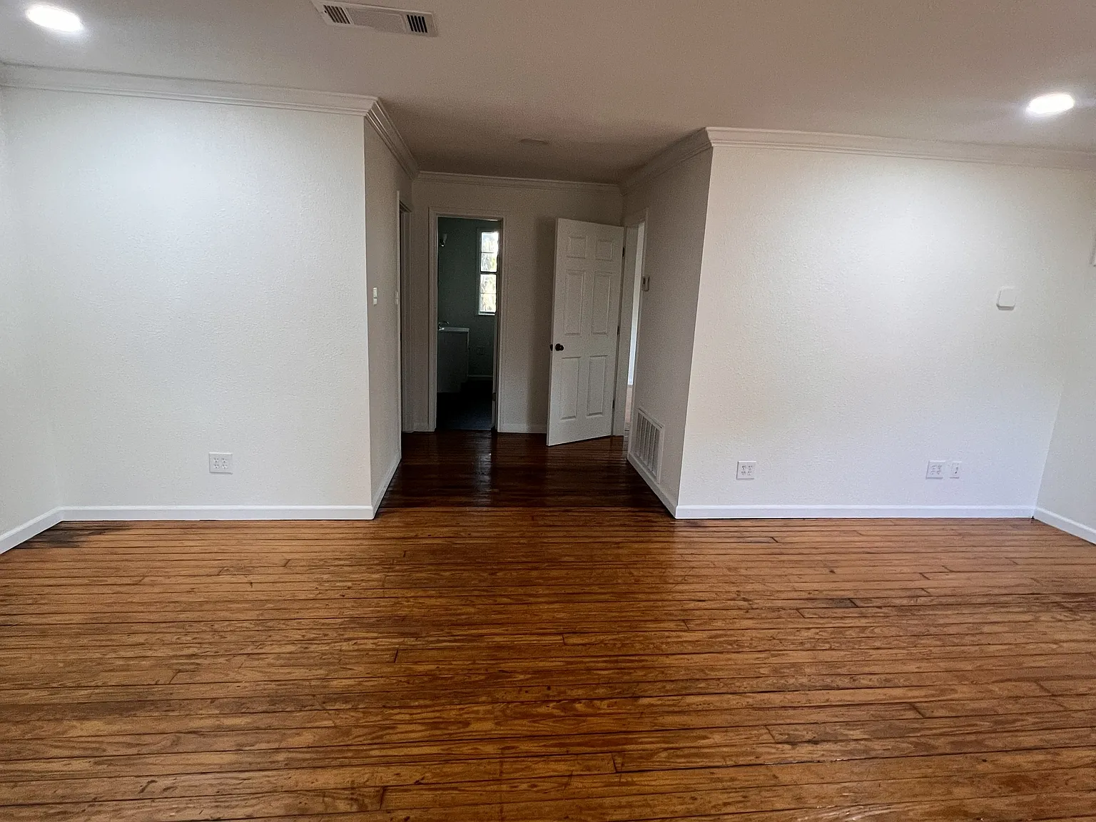 211 W Plum St — Photo 4