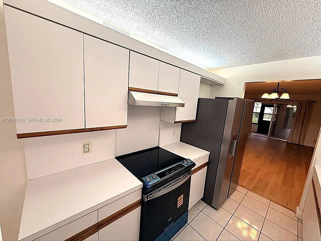 Cambridge At Century Vill — Photo 4