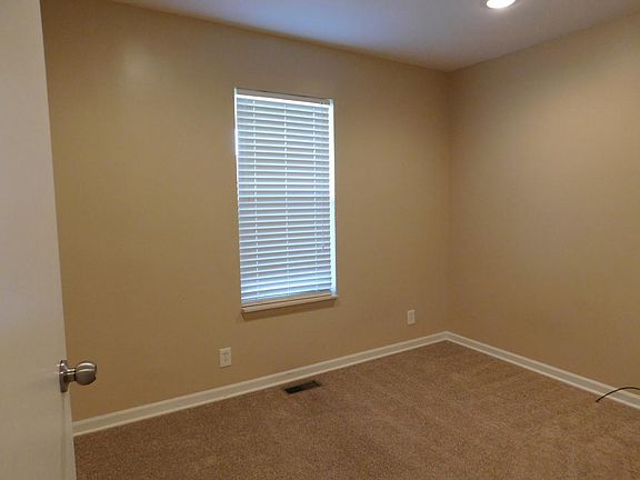 4th image of 28461 Pinehurst St