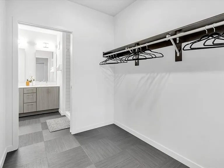 W Park Ave — Photo 16