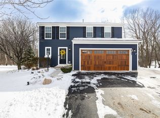 6123 Ebony Ct, Farmington, NY 14425