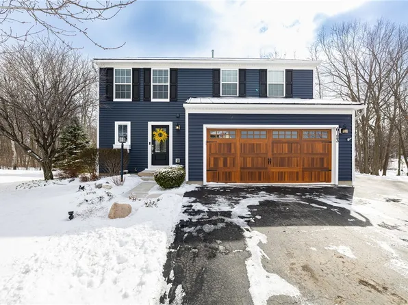 6123 Ebony Ct, Farmington, NY 14425