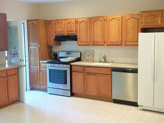 523A 18th St eat in kitchen