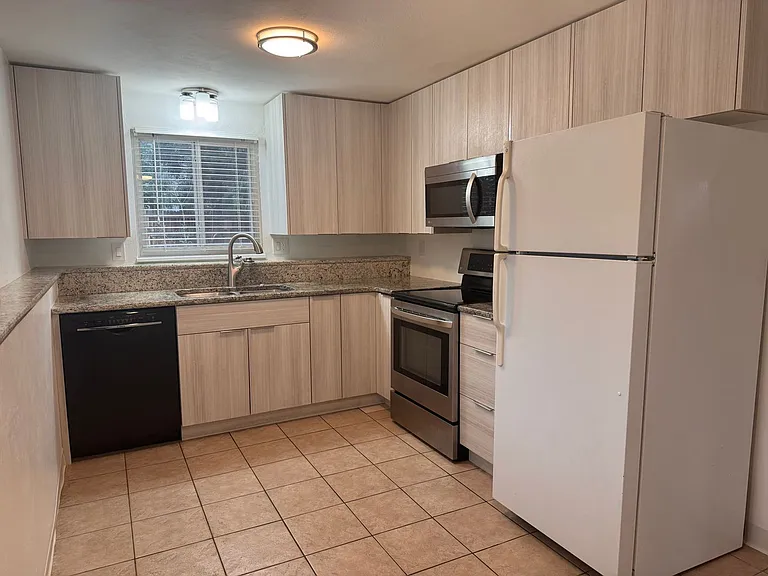 N Walnut Street 1002 — Photo 8