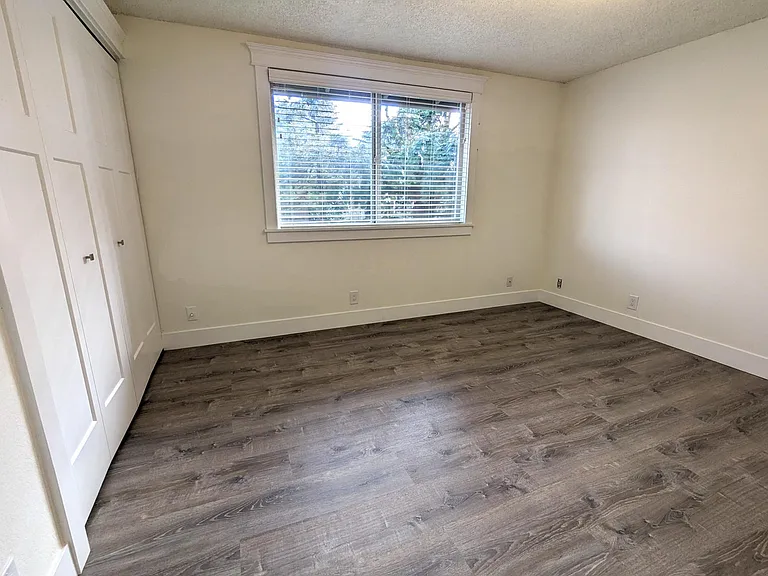 215 SW Kalmia St #D — Photo 16