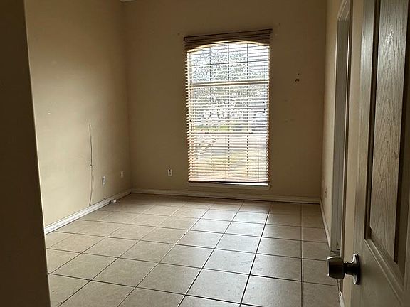 3rd image of 733 Country Dr