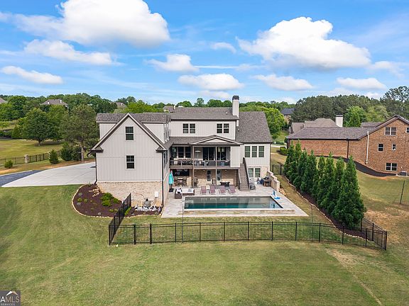 3rd image of 4726 Crest View Way