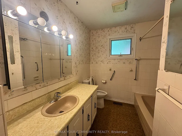 2063 Waters Edge Dr — Photo 15