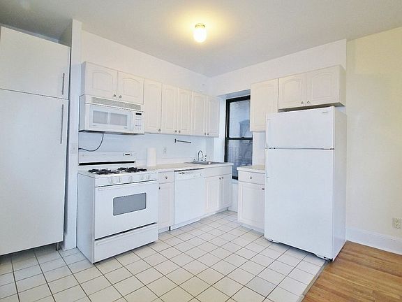 3rd image of 25 Cornelia St APT 15