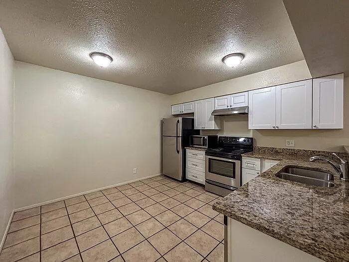 2 bed, 1.0 bath, 842 sqft, $1,095 — Photo 3