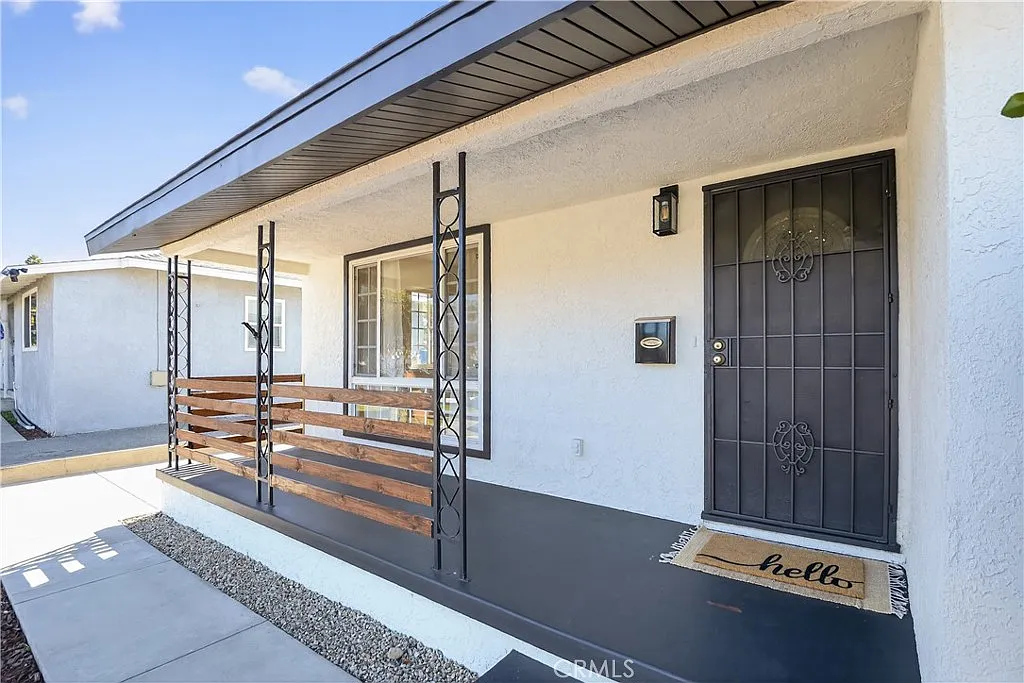 3 bed, 1065 sqft, $3,300 — Photo 3