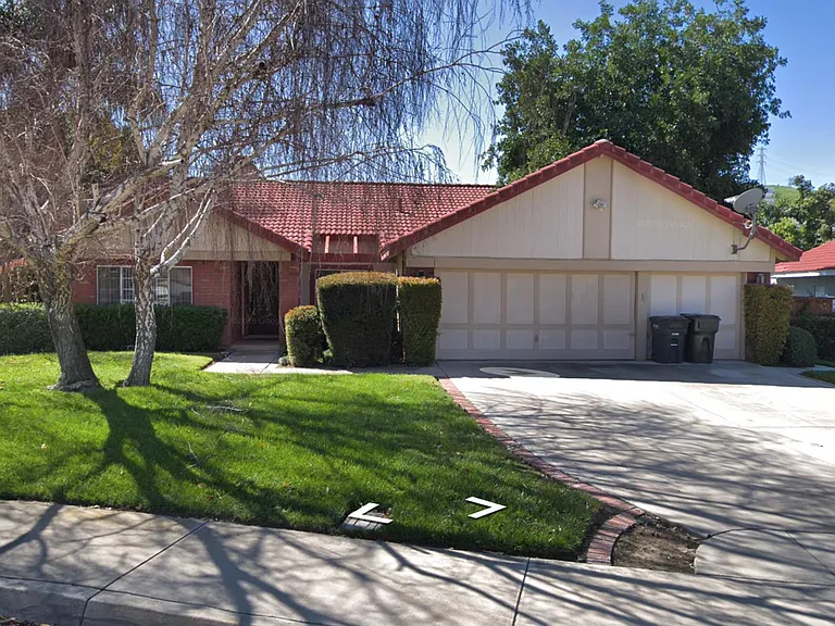26051 Reynolds St — Photo 1