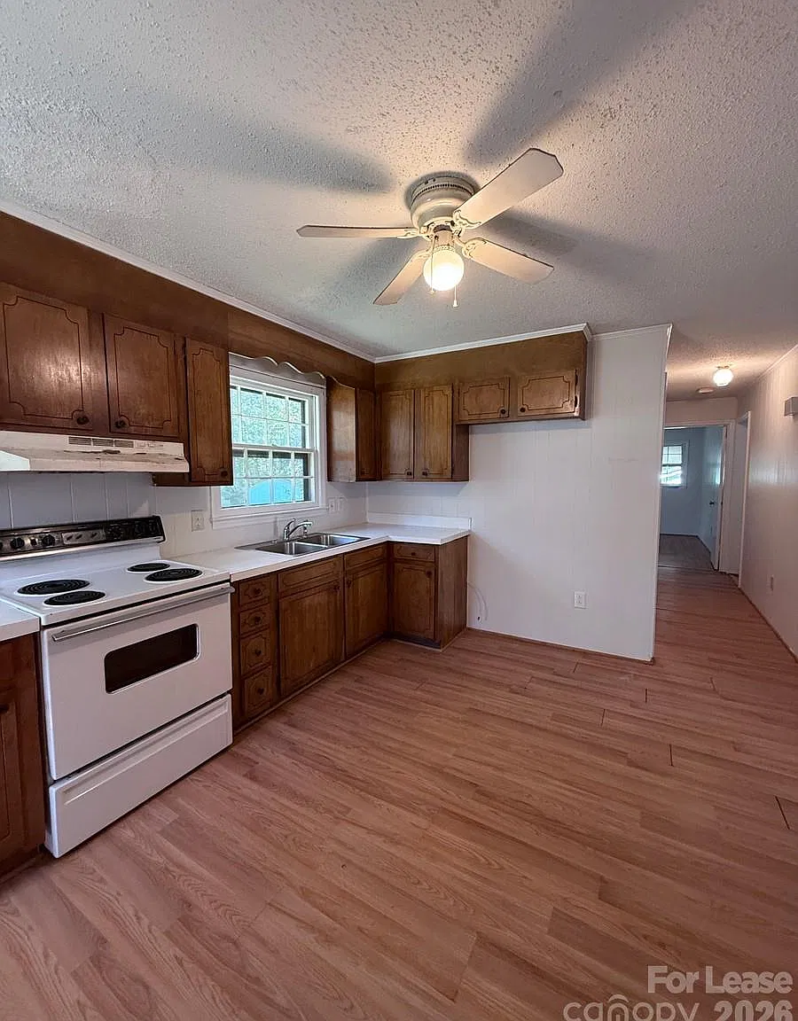 3 bed, 1.5 bath, $1,095 — Photo 3