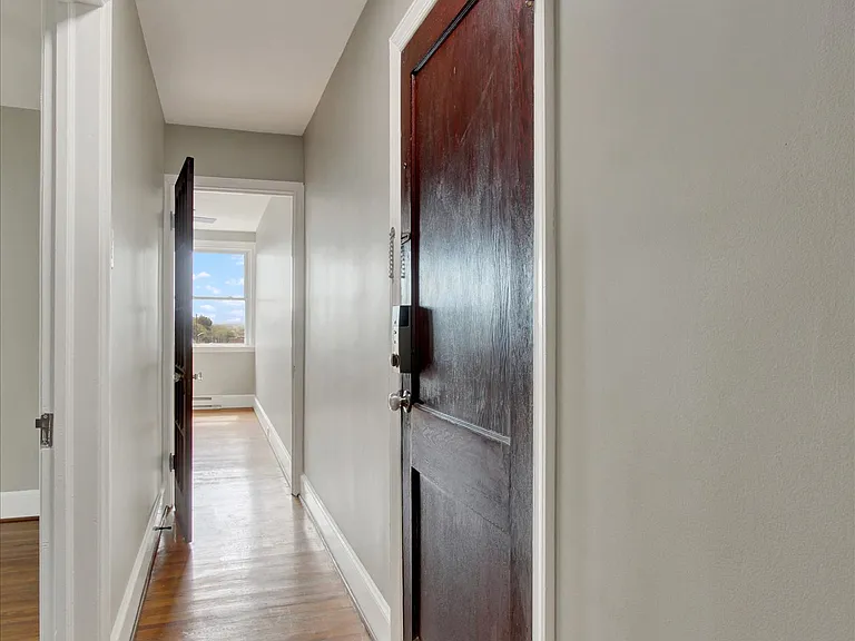 715 Oak Hill Ave #3N — Photo 2