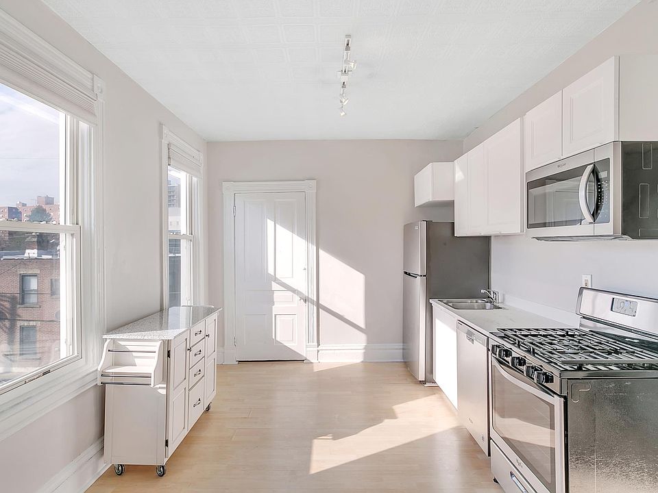 Kitchen (island cart on wheels for easy reconfiguring)