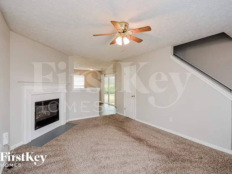 345 Lakeside Cir — Photo 2