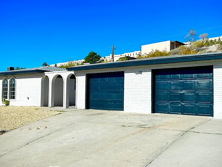225 Zenith Dr #B — Photo 1