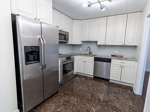 4th image of 905 Center St Unit 208