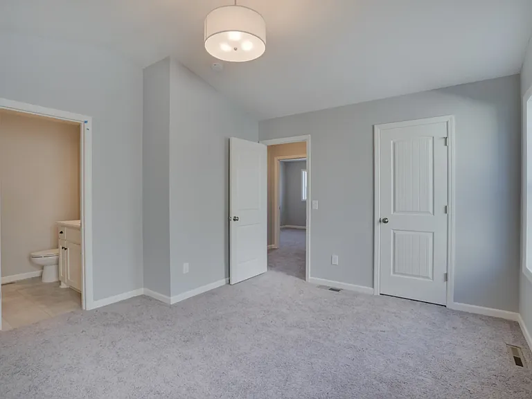 Main bedroom with ensuite bath