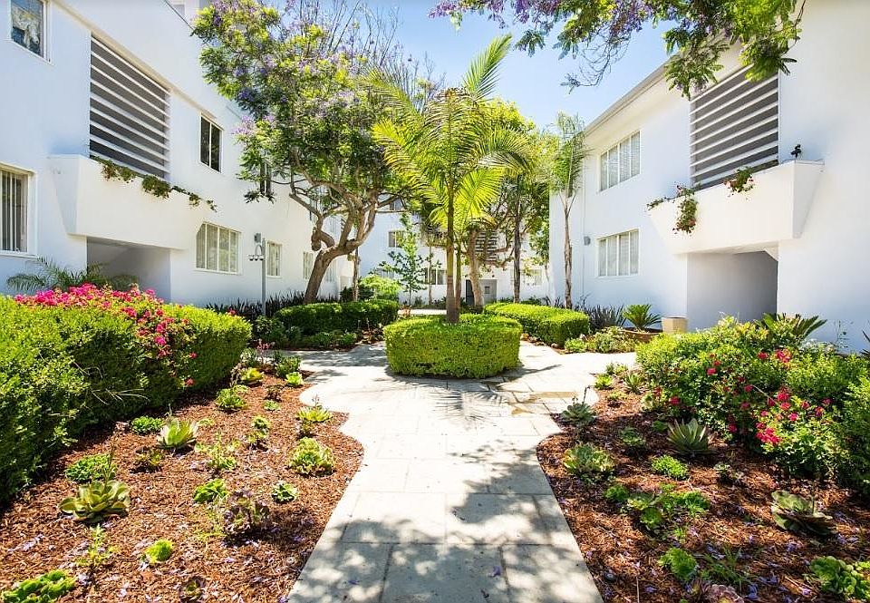 1st image of 138 San Vicente Blvd #C
