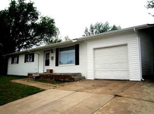 908 NW 27th St, Moore, OK 73160