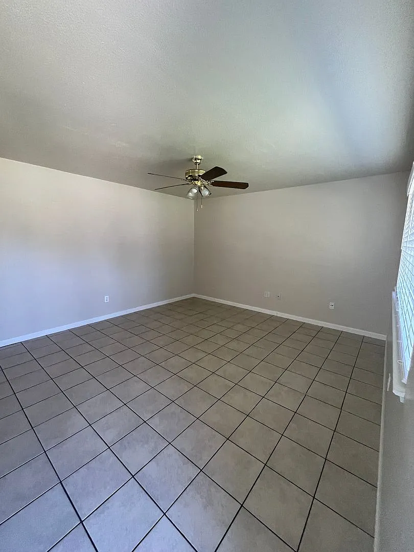 4 Bed with Pool! — Photo 3