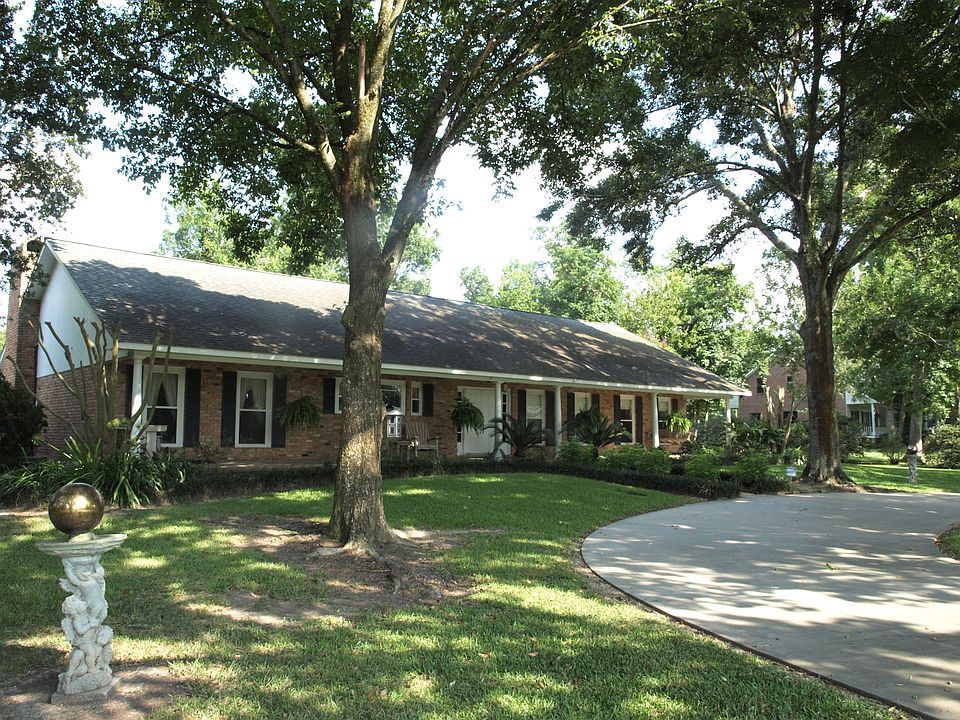 Front w/ circular drive