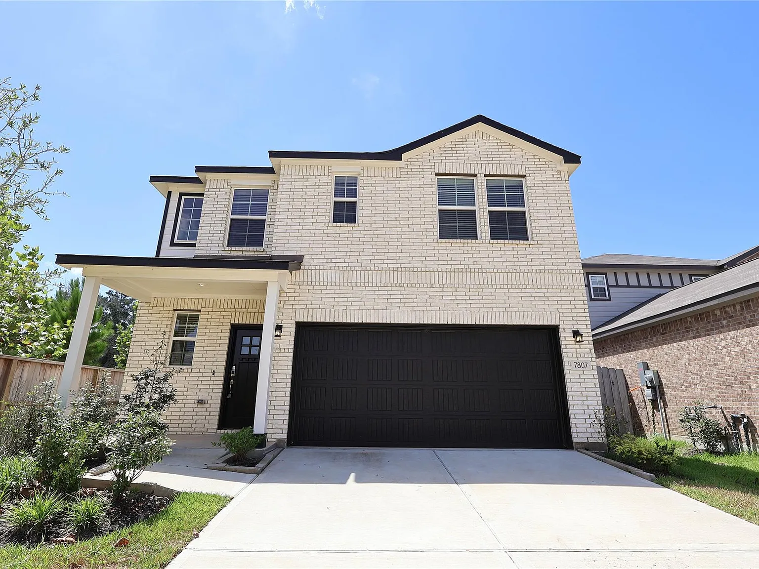 4 bed, 2.5 bath, 1934 sqft, $2,300 — Photo 1