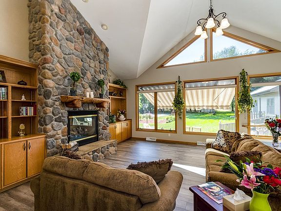 3rd image of 402 Rustic Dr