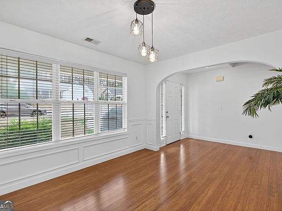 4th image of 310 Berkley Dr