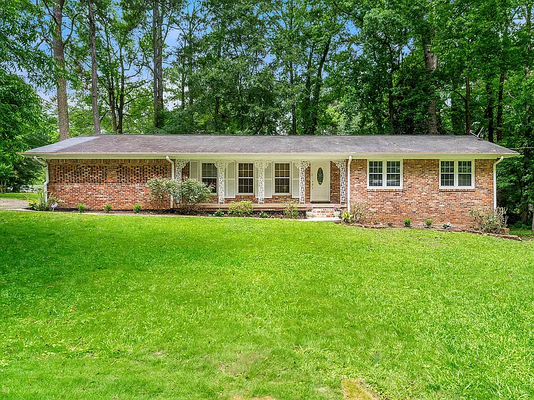 2895 Shelly Dr SW — Photo 1