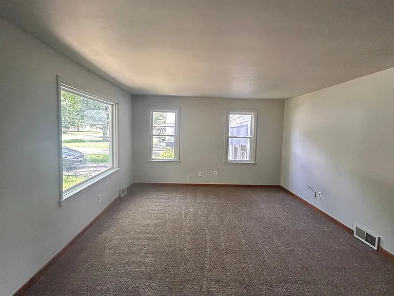 4609 Standish Dr — Photo 4