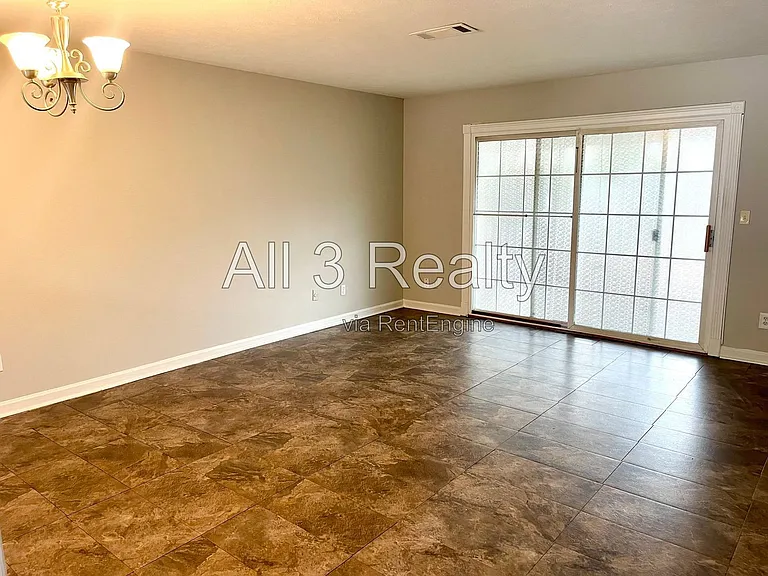 215 Sheraton Ct — Photo 4