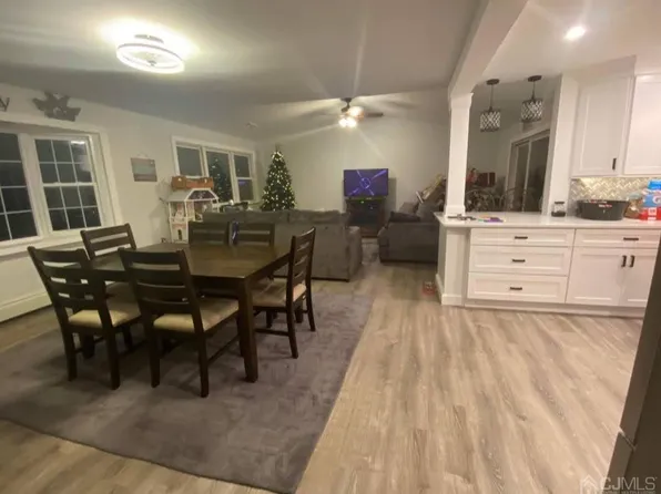 32 Sturgis Rd, Edison, NJ 08817