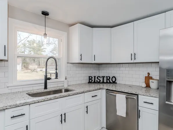 8 Christine St, Palmer, MA 01069