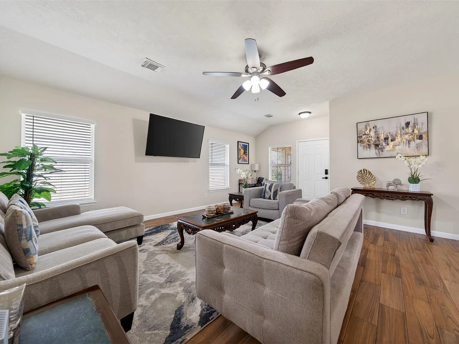 4 bed, 2.0 bath, 1457 sqft, $2,500 — Photo 4
