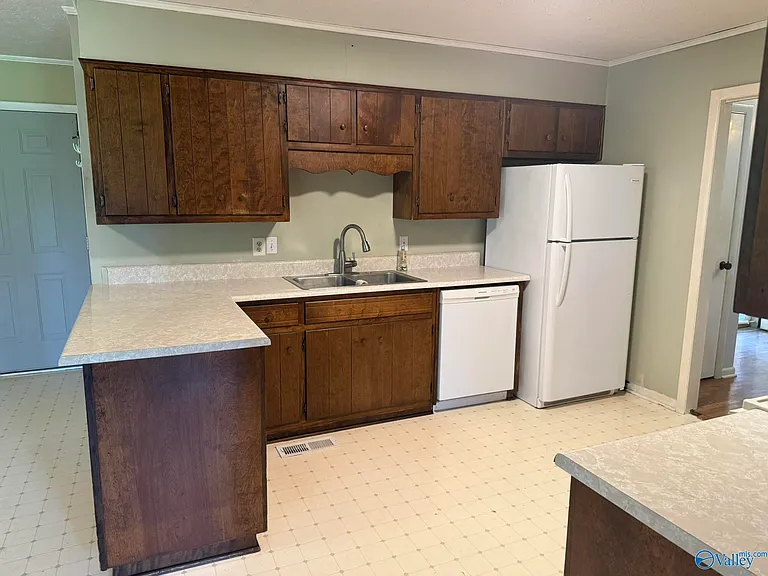 304 Poplar St — Photo 3