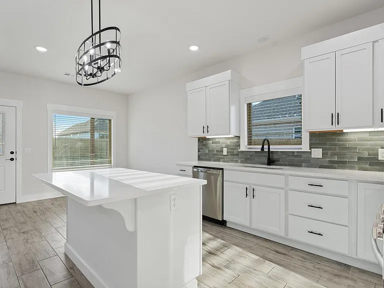 97 N Adler Ave — Photo 5