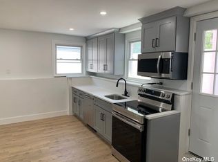 25 Jerome St FLOOR 1, Lindenhurst, NY 11757