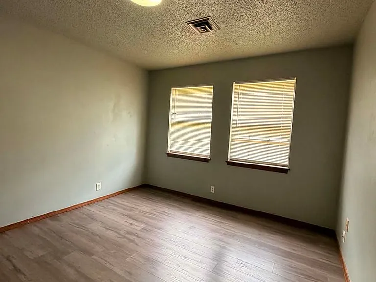 910-912 S Connecticut Ave — Photo 6