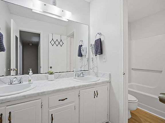 4th image of 3001 Hawthorne Pl SE APT 2