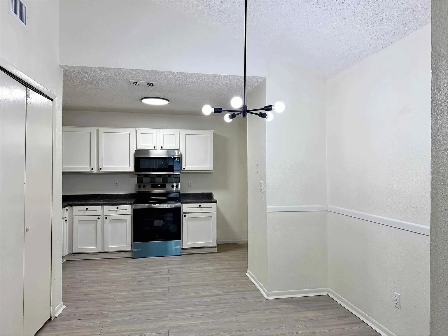 3 bed, 2.0 bath, 1123 sqft, $1,800 — Photo 4